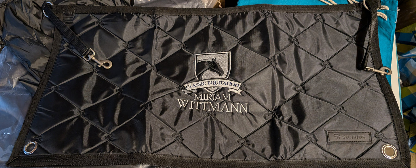 Boxentürvorgang 🩶 Stableguard 💙 individuell bestickt